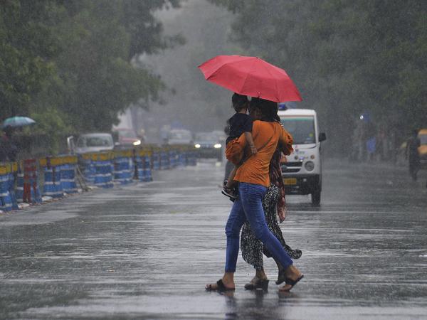 हिमाचल प्रदेश में भारी बारिश और भूस्खलन से सड़कें बंद, सेवाएं बाधित