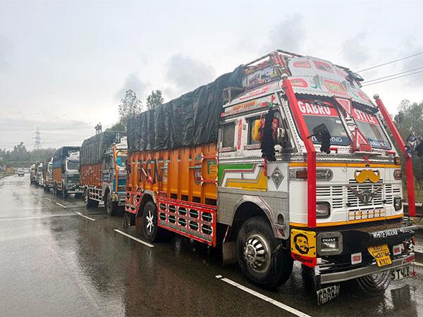 कर्नाटक के उत्तर कन्नड़ में भूस्खलन के बाद ट्रक ड्राइवरों का विरोध प्रदर्शन