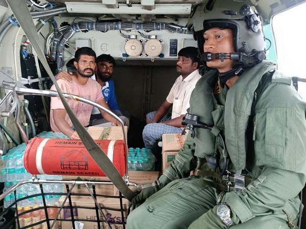 आंध्र प्रदेश में बाढ़ राहत कार्यों का नेतृत्व कर रहे भारतीय नौसेना और मुख्यमंत्री चंद्रबाबू नायडू