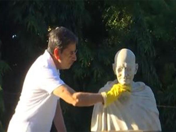 Tamil Nadu Governor RN Ravi Cleans Gandhi Statue for 'Swachhata hi Seva' Program