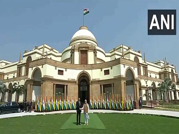 प्रधानमंत्री मोदी ने जमैका के प्रधानमंत्री एंड्रयू होलनेस का भारत में स्वागत किया