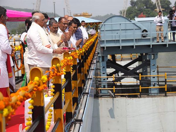 मुख्यमंत्री भूपेंद्र पटेल ने सरदार सरोवर बांध पर नर्मदा नदी का सम्मान किया