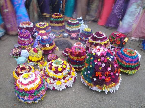 तेलंगाना में बथुकम्मा त्योहार की धूम, राज्यपाल और मुख्यमंत्री ने दी शुभकामनाएं