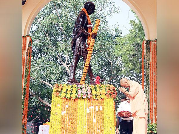 Uttar Pradesh CM Yogi Adityanath and Leaders Pay Tribute to Mahatma Gandhi on His 155th Birth Anniversary