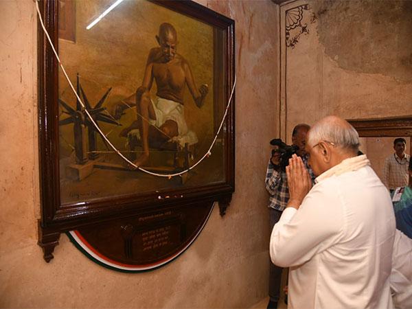 गुजरात के मुख्यमंत्री भूपेंद्र पटेल ने पोरबंदर में महात्मा गांधी को श्रद्धांजलि दी