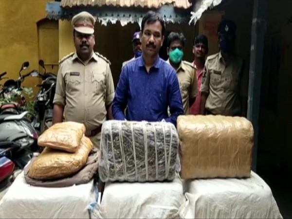 गोडावरी एक्सप्रेस में 12 लाख रुपये की गांजा के साथ तीन लोग गिरफ्तार