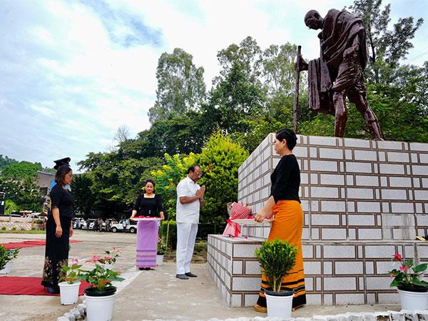 मिजोरम के राज्यपाल इंद्र सेना रेड्डी नल्लू ने महात्मा गांधी को उनकी जयंती पर श्रद्धांजलि दी