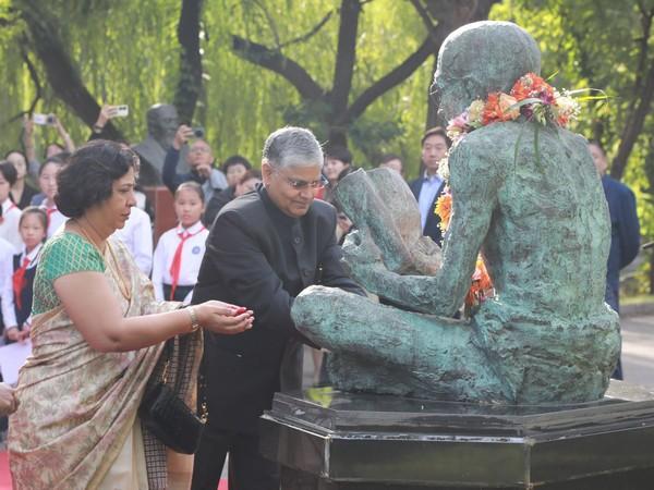 बीजिंग में भारतीय राजदूत प्रदीप सिंह रावत और पत्नी ने महात्मा गांधी को श्रद्धांजलि दी