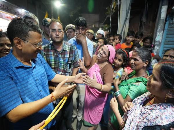 अरविंद केजरीवाल ने दिल्ली सफाई कर्मचारियों के समय पर वेतन का जश्न मनाया