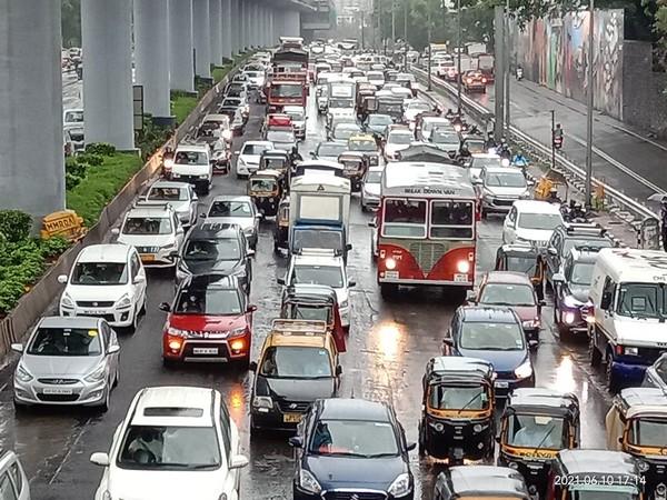 Mixed Vehicle Demand in India: Two-Wheelers and Tractors Shine, Passenger and Commercial Vehicles Struggle