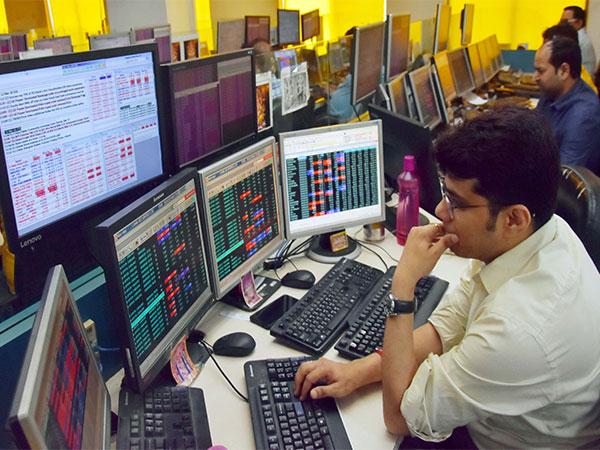 Indian stocks continue to register losses; Sensex slips over 500 points