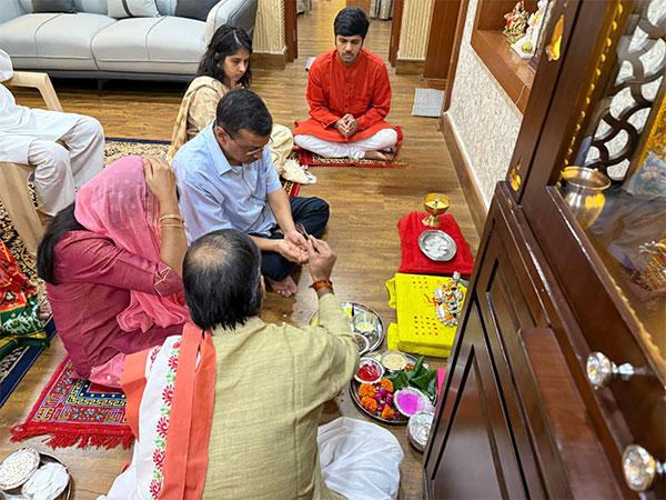 Arvind Kejriwal celebrates Diwali with his family 