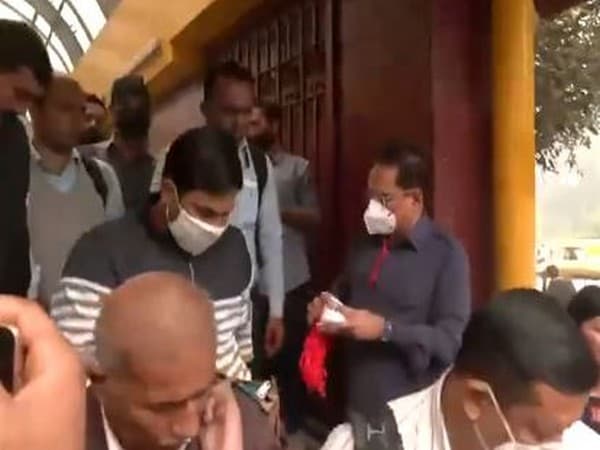 Delhi: BJP leaders distribute masks, slam AAP over rising pollution levels