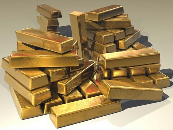 Gold prices down around 9% from peak, experts suggest support at this level