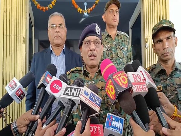 Madhya Pradesh DGP Sudhir Saxena Leads Efforts Against Naxals After Jawan Injured in Balaghat