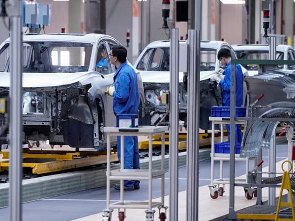 Shanghai Automotive workers protest Layoffs, clash with police over severance dispute