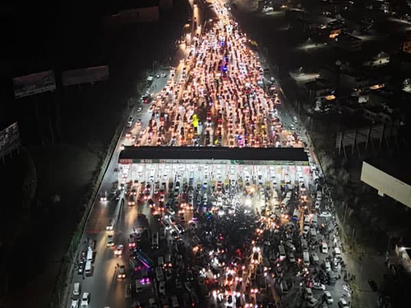 Thousands of Pakistanis march into Islamabad on PTI's Protest Call