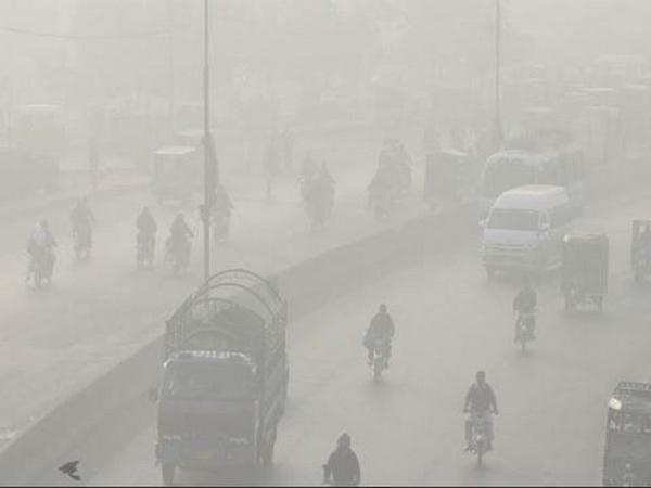 Pakistan: Severe smog blankets Karachi as cold wave intensifies