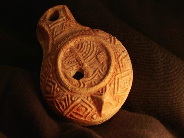 'Exquisite' 1,700-year-old oil lamp sheds light on Jewish symbolism