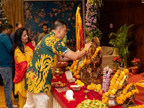 Singapore High Commissioner performs Ganpati Pooja at year-end party