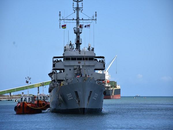 Mauritius: INS Sarvekshak arrives at Port Louis