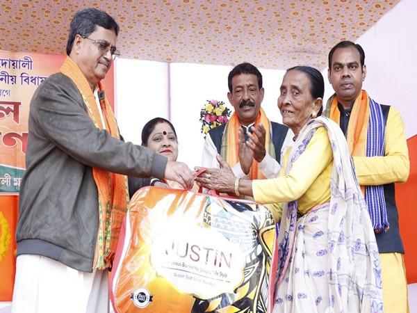 Tripura CM distributes blankets, warm clothes to needy amid winter chill