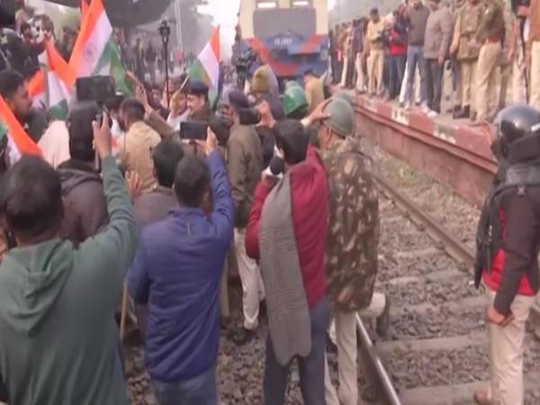 Supporters of Purnea MP Pappu Yadav organize 'rail roko' to support protest against BPSC 