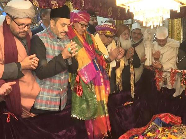 Kiren Rijiju Visits Nizamuddin Dargah Before Offering Chadar at Ajmer Sharif for PM Modi