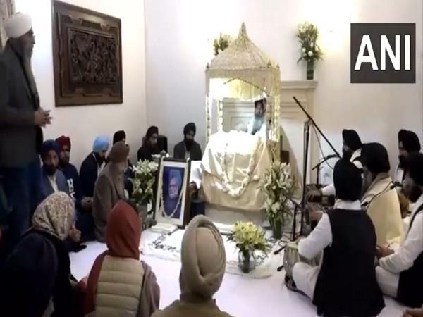 'Bhog' of 'Akhand Path' kept in memory of former PM Manmohan Singh at his residence