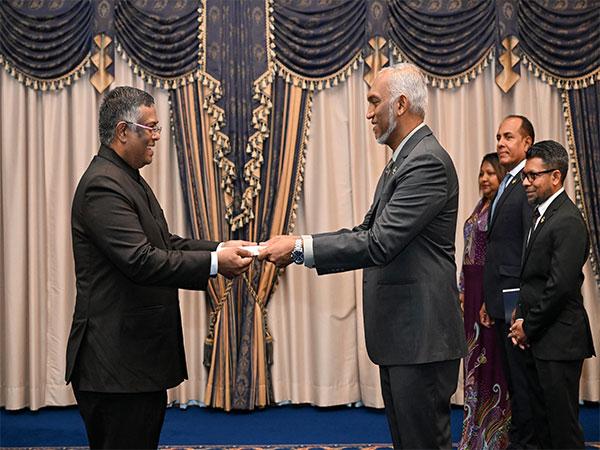 High Commissioner of India presents credentials to Maldives President