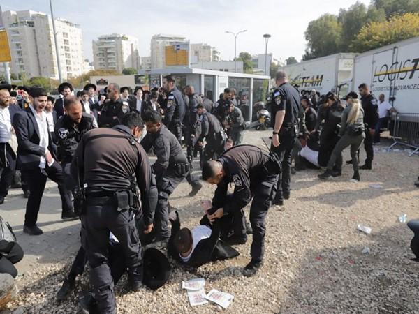 Haredi protesters block roads, clash with police over army draft